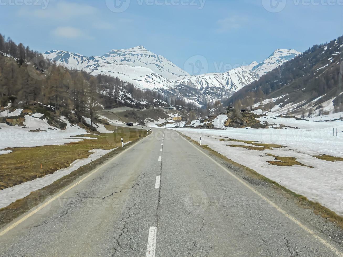 paysage enneigé des montagnes de la valtellina photo