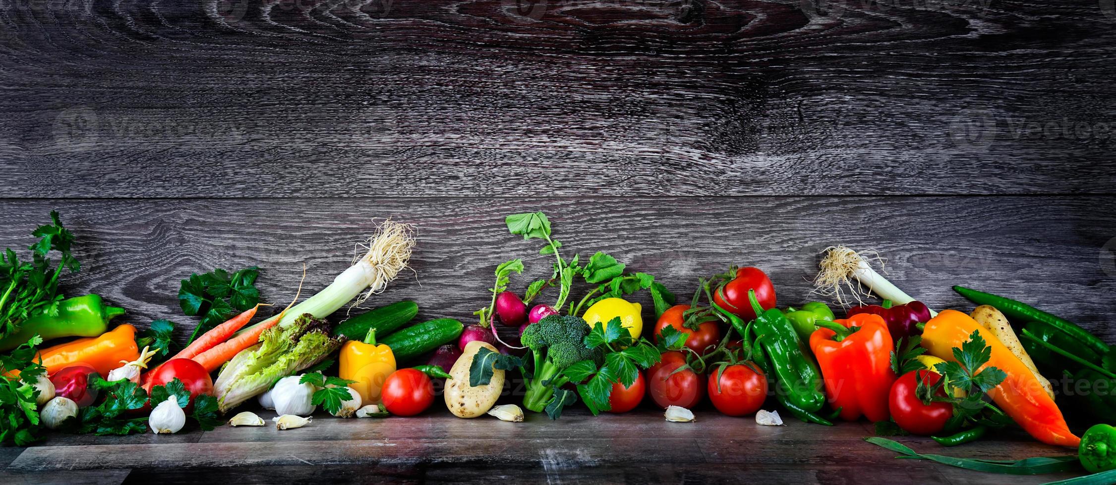 mélange frais et sain de composition de légumes crus photo