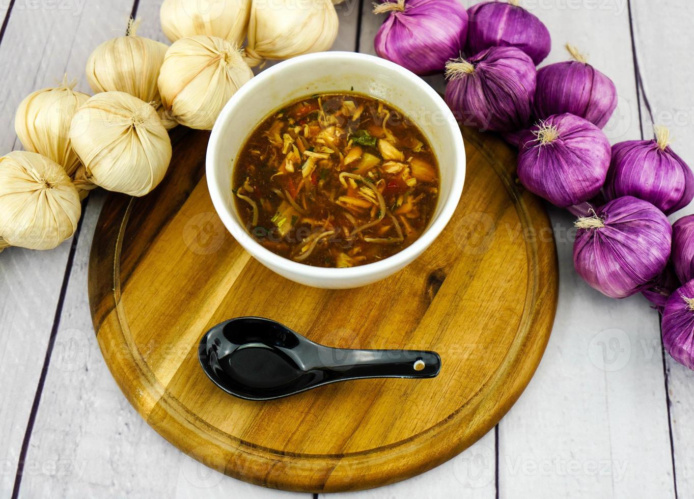 soupe traditionnelle aux légumes frais asiatiques photo