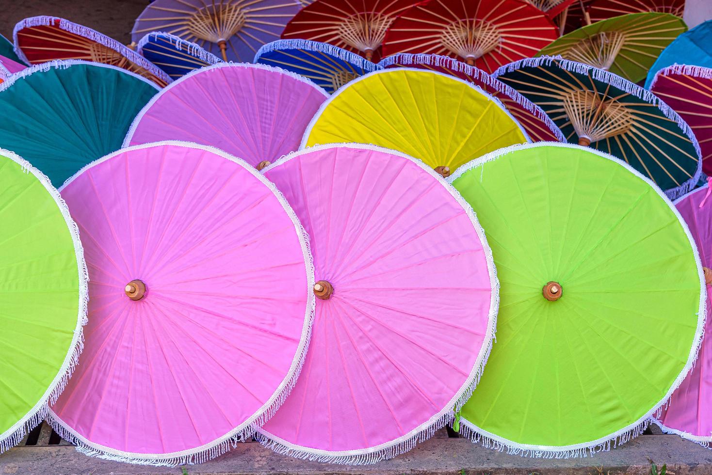 parapluies en papier colorés faits à la main à chiang mai, thaïlande photo