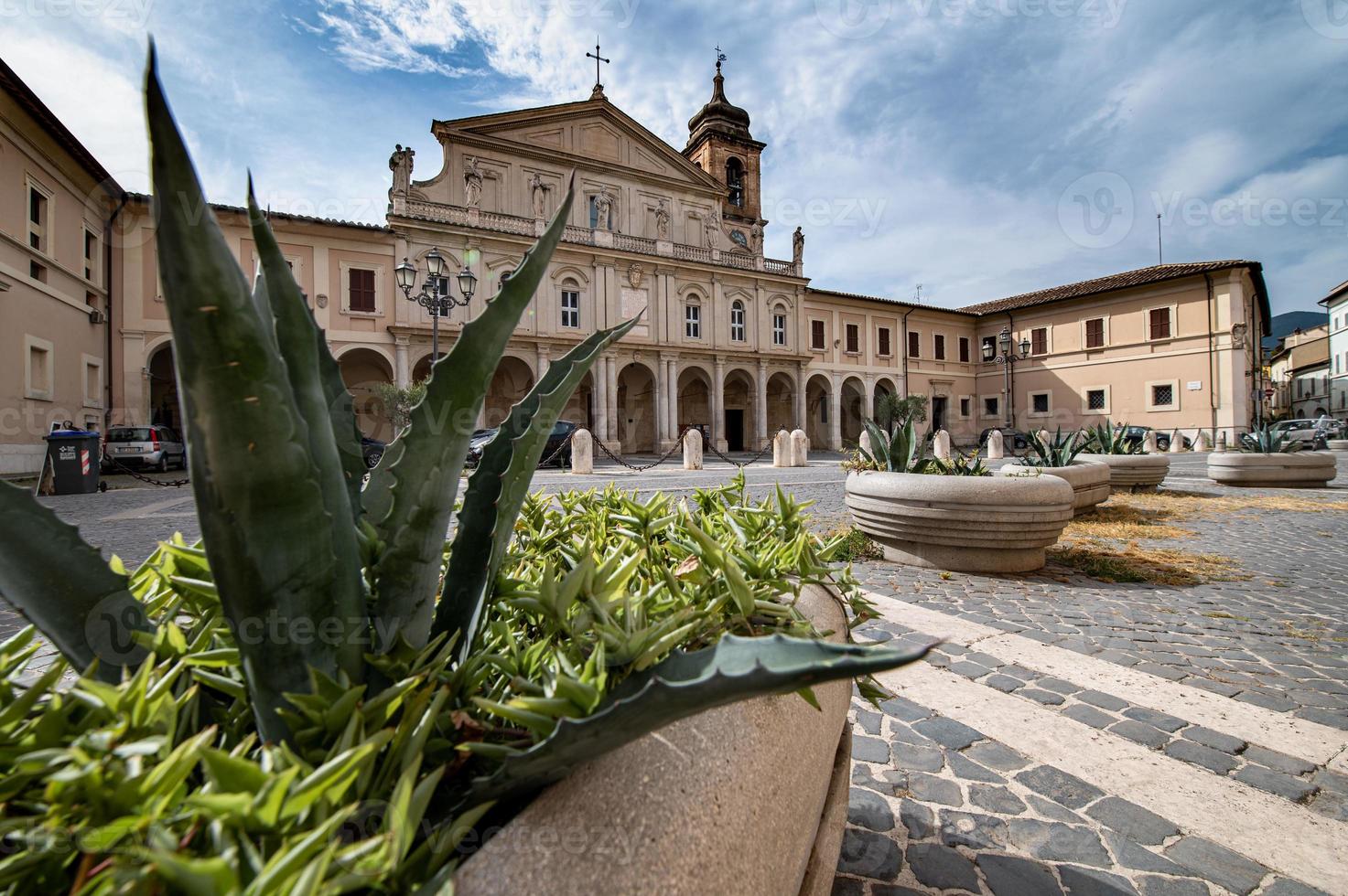 cathédrale terni dans le centre historique de la ville et ses sculptures photo