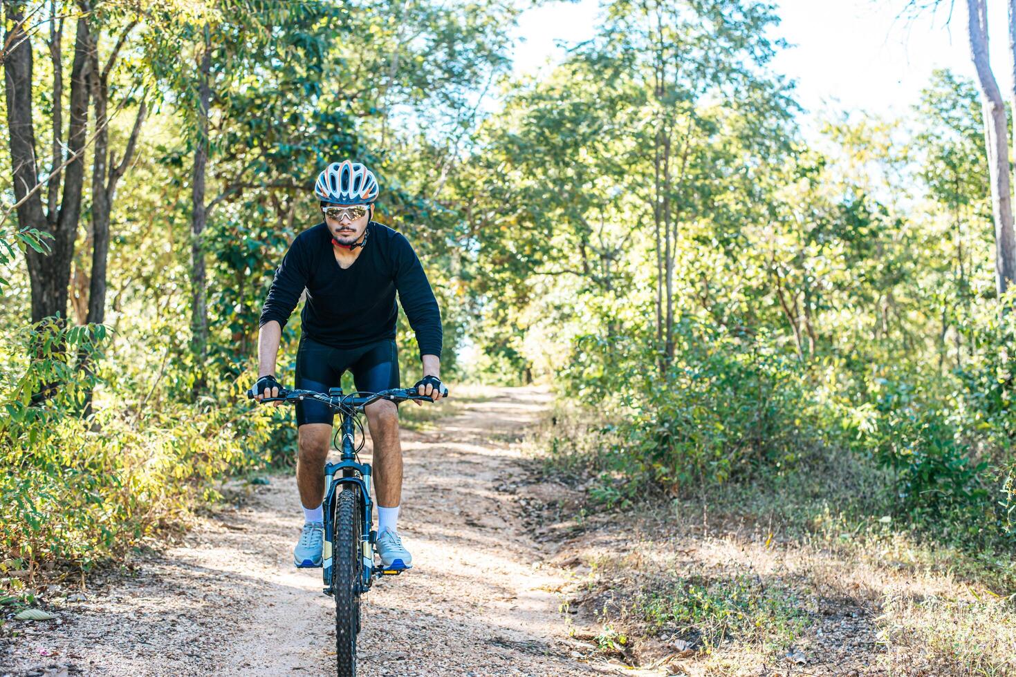 cycliste faisant du vélo sur le magnifique sentier de montagne printanier photo