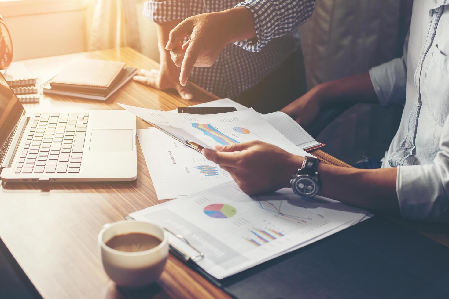 conseillère financière et en investissement consultant son équipe au bureau. photo