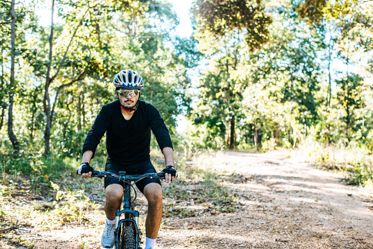 l'homme faisant du vélo dans un chemin de montagne photo