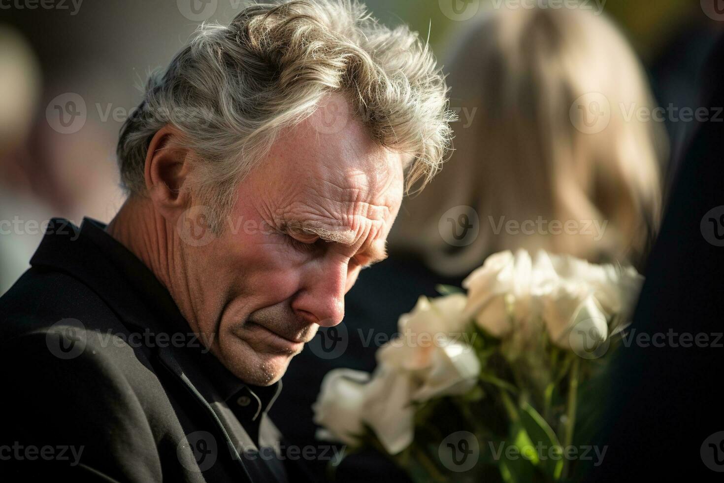 fermer coup de une Sénior homme dans de face de une funéraire bouquet ai généré photo