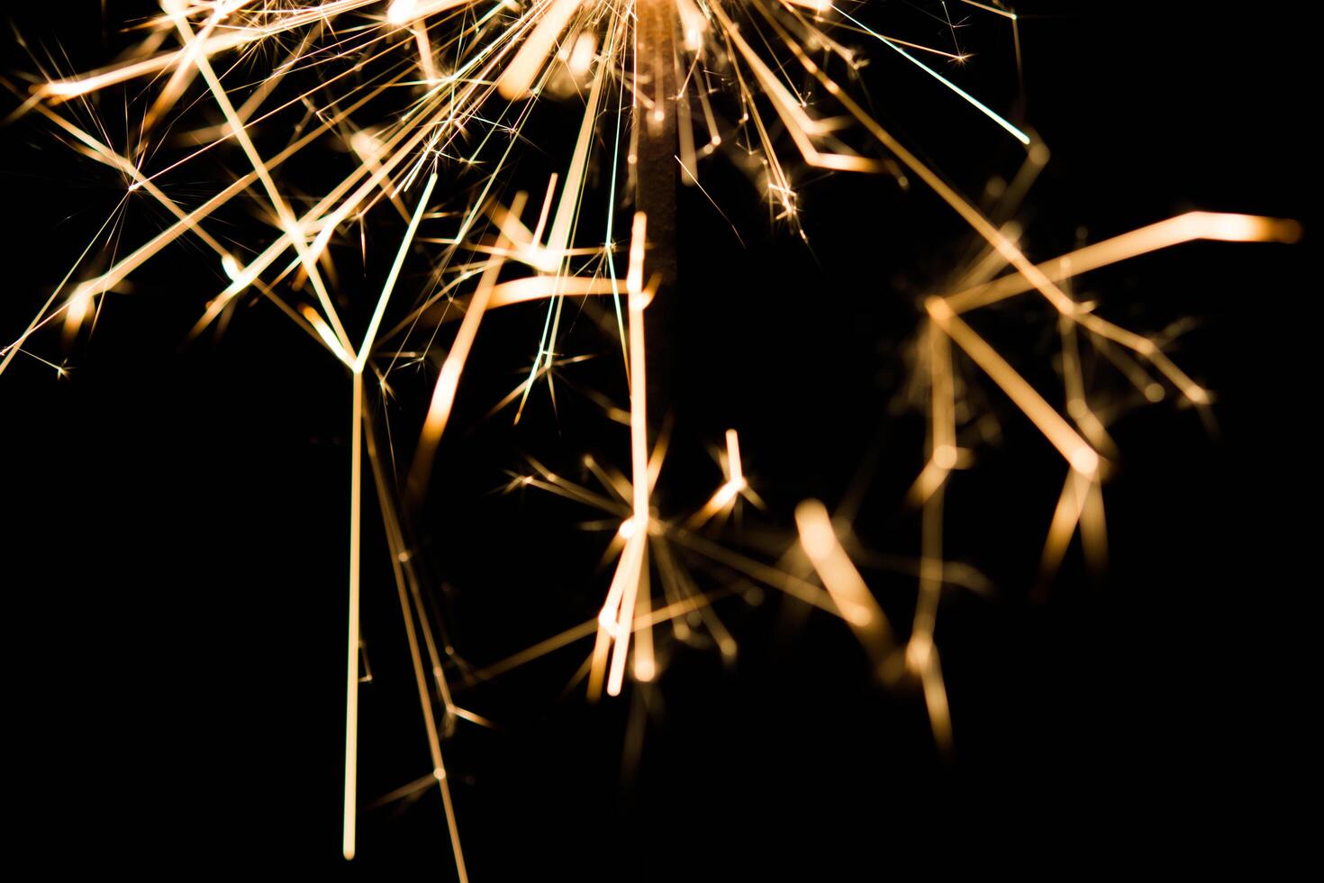 cierge magique de fête de noël et du nouvel an sur fond noir photo