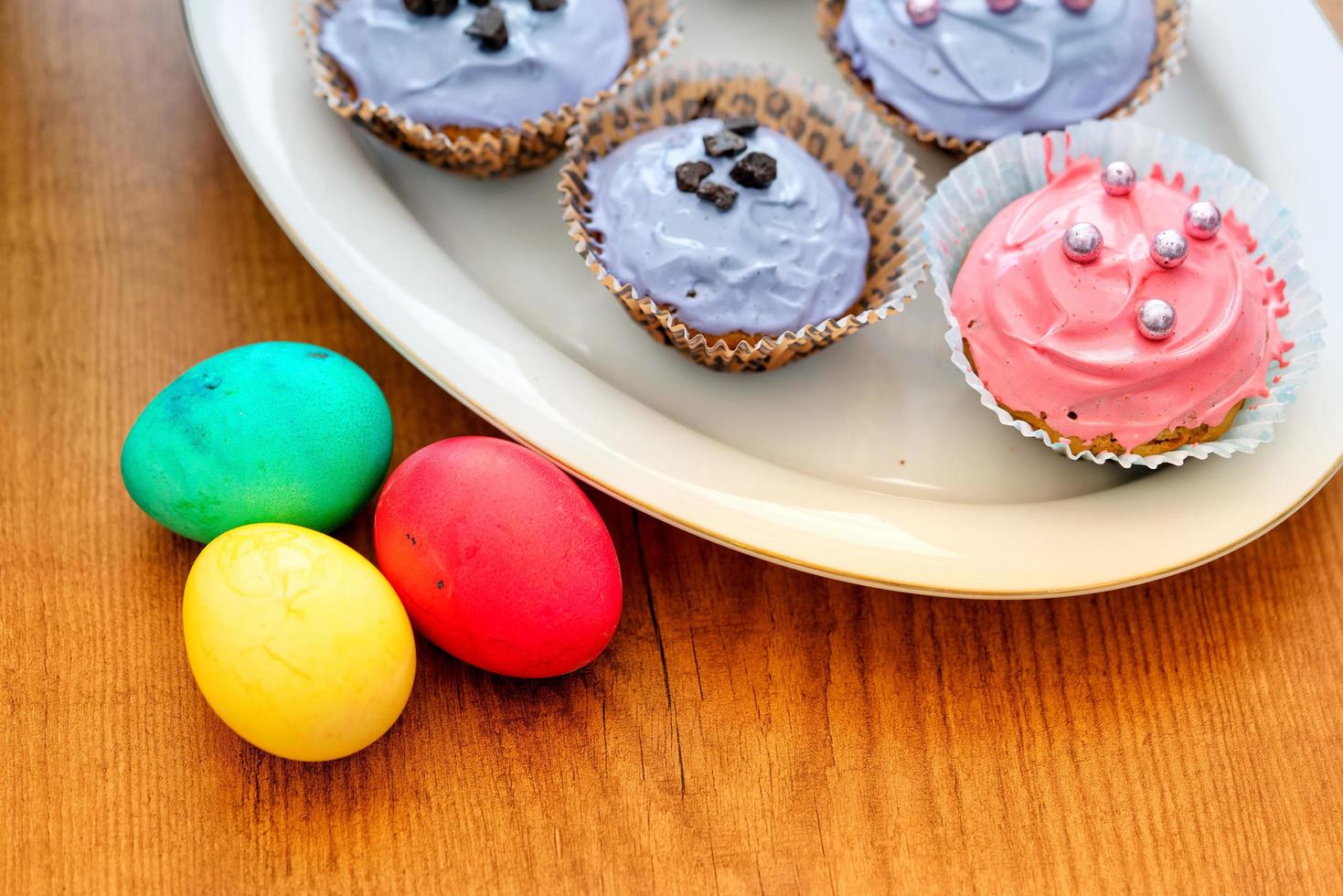 oeufs de pâques pascal et cup cake photo