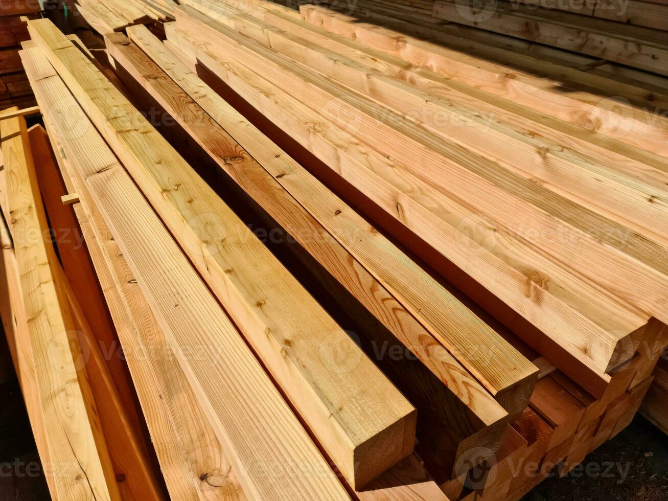 une grand pile de bois sur vente dans une de gros magasin. photo