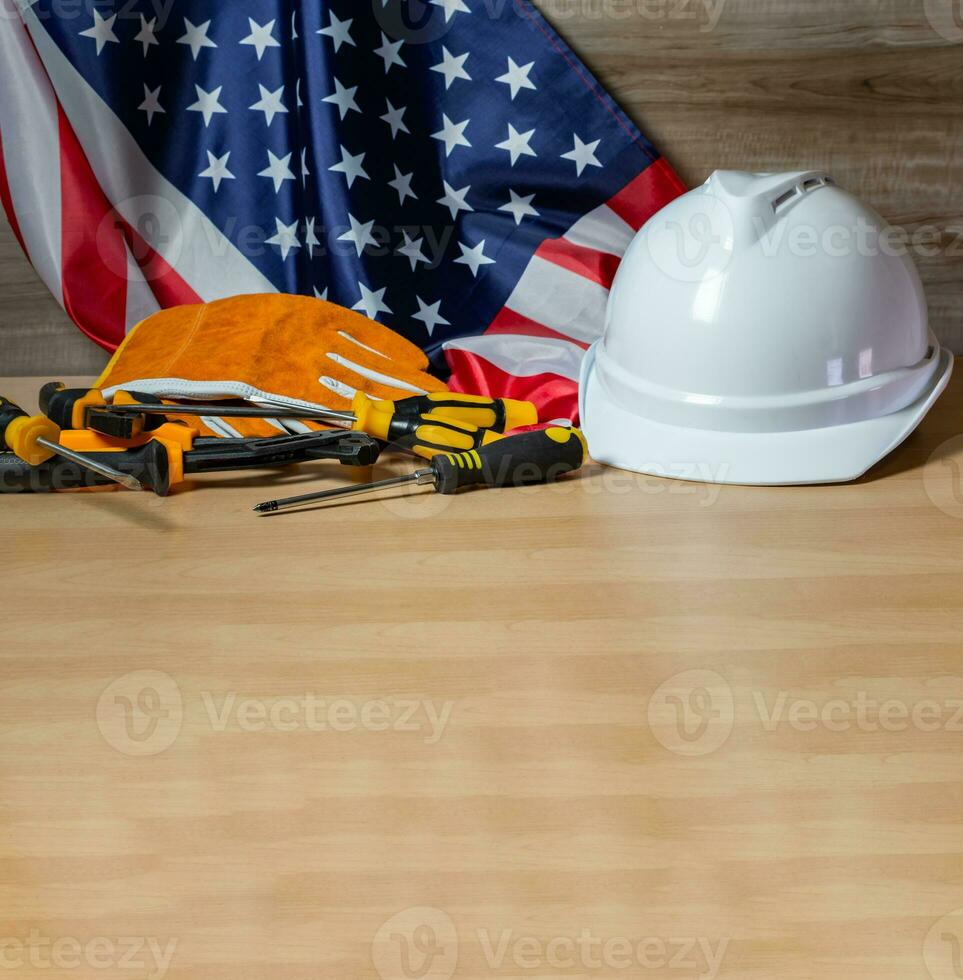 la main d'oeuvre journée vacances pour uni États de Amérique avec ouvrier outils. photo