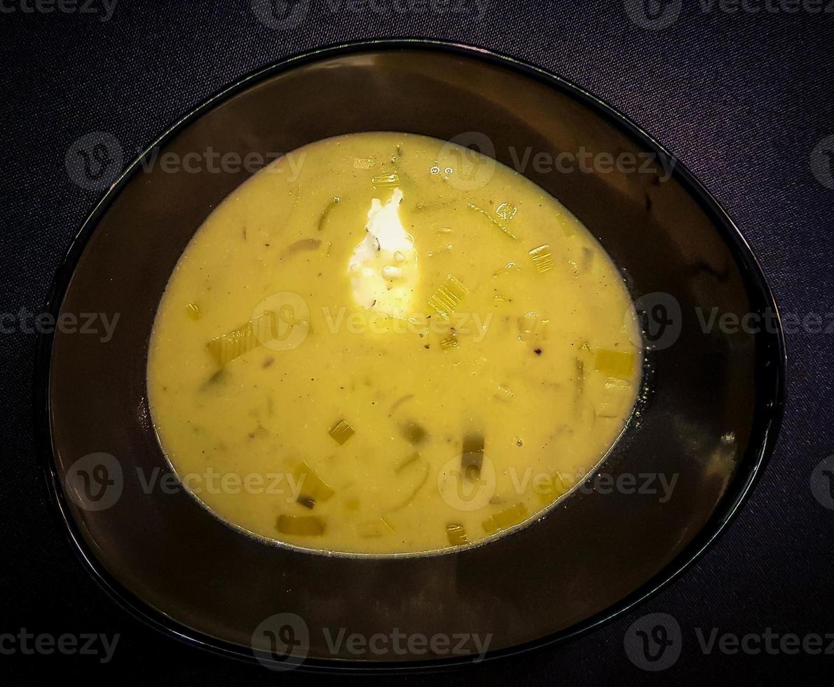 soupe épicée au curry avec du pain photo