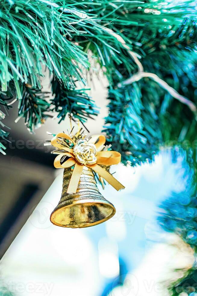 peu d'or cloche pour Noël décorations. photo