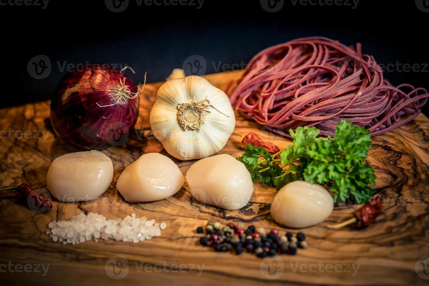 pétoncles avec pâtes linguine rouge, herbes et épices photo