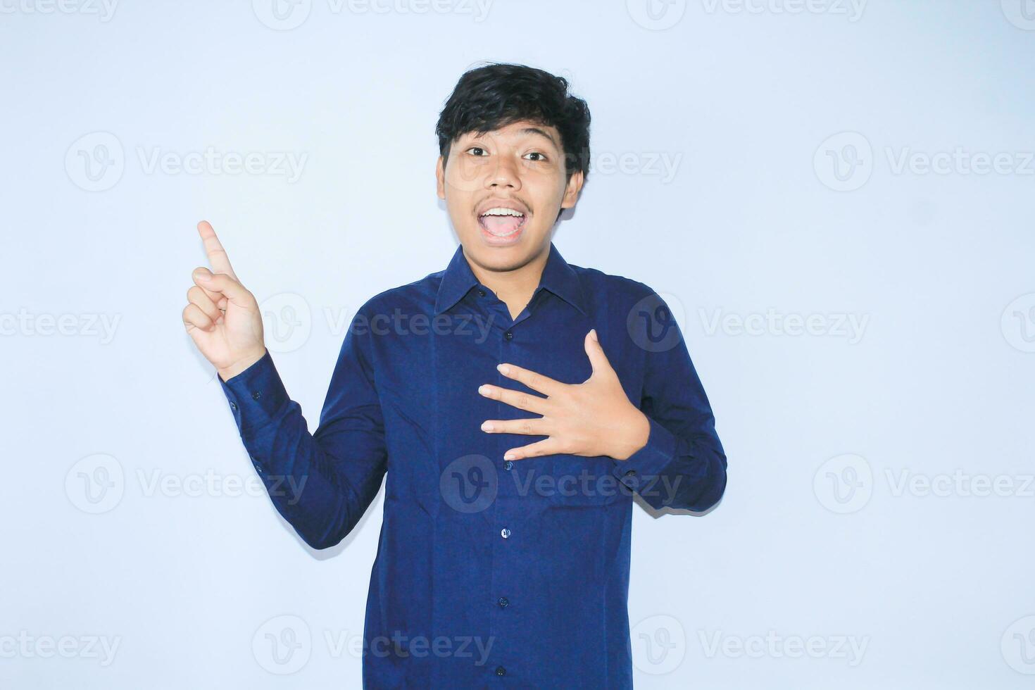 reconnaissant asiatique homme d'affaire est souriant après Souffrance de cœur attaque spectacle en présentant geste avec montrer du doigt doigt en haut photo
