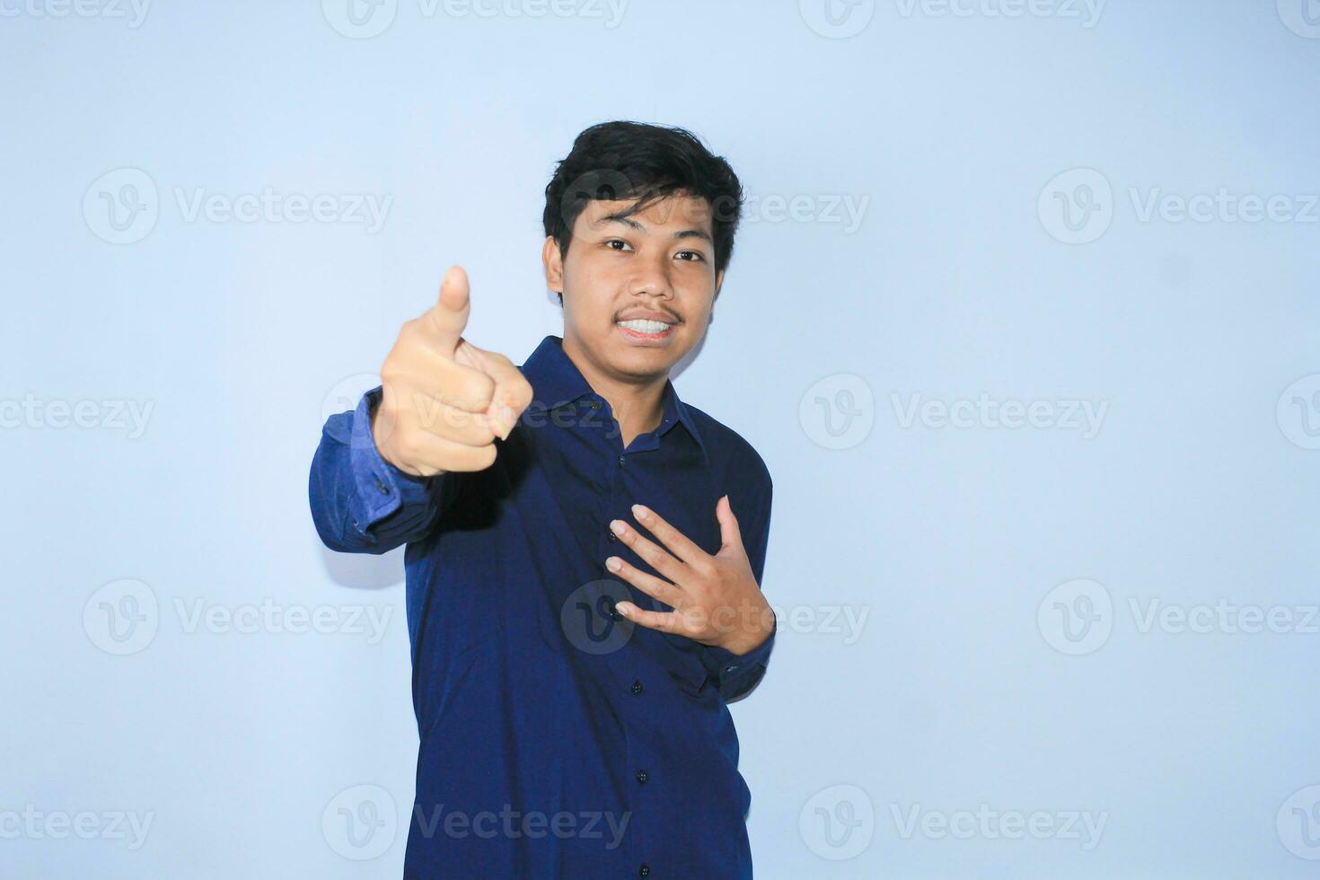 reconnaissant asiatique homme d'affaire est souriant après Souffrance de cœur attaque spectacle en présentant geste avec montrer du doigt doigt à caméra photo