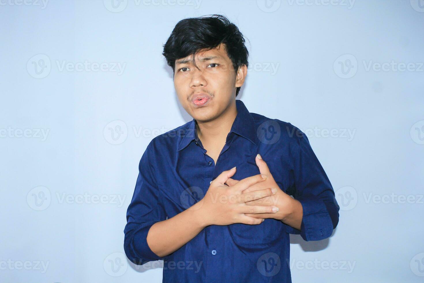 cœur attaqué asiatique Jeune homme est relaxant et respiration aussi inhaler et exhaler avec deux mains tenir douleur dans le poitrine photo