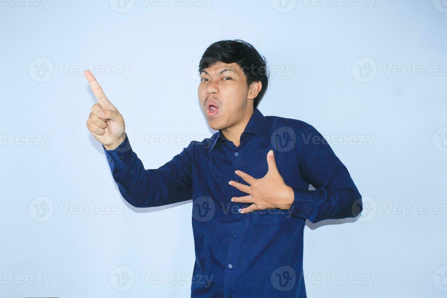étonné Jeune asiatique homme avec sensationnel visage expression montrer du doigt doigt en haut avec réussi idée à campagne cœur maladie la prévention photo