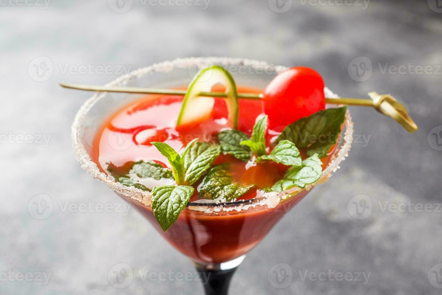 sanglant Marie alcoolique cocktail avec mûr tomates et menthe. sélectif concentrer photo