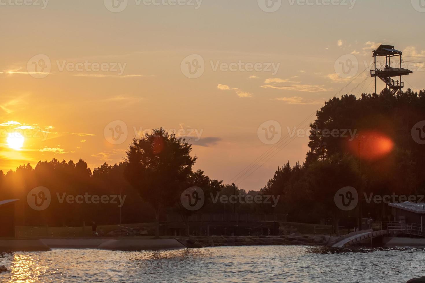 vue sur le coucher du soleil au centre national d'eau vive en caroline du nord photo