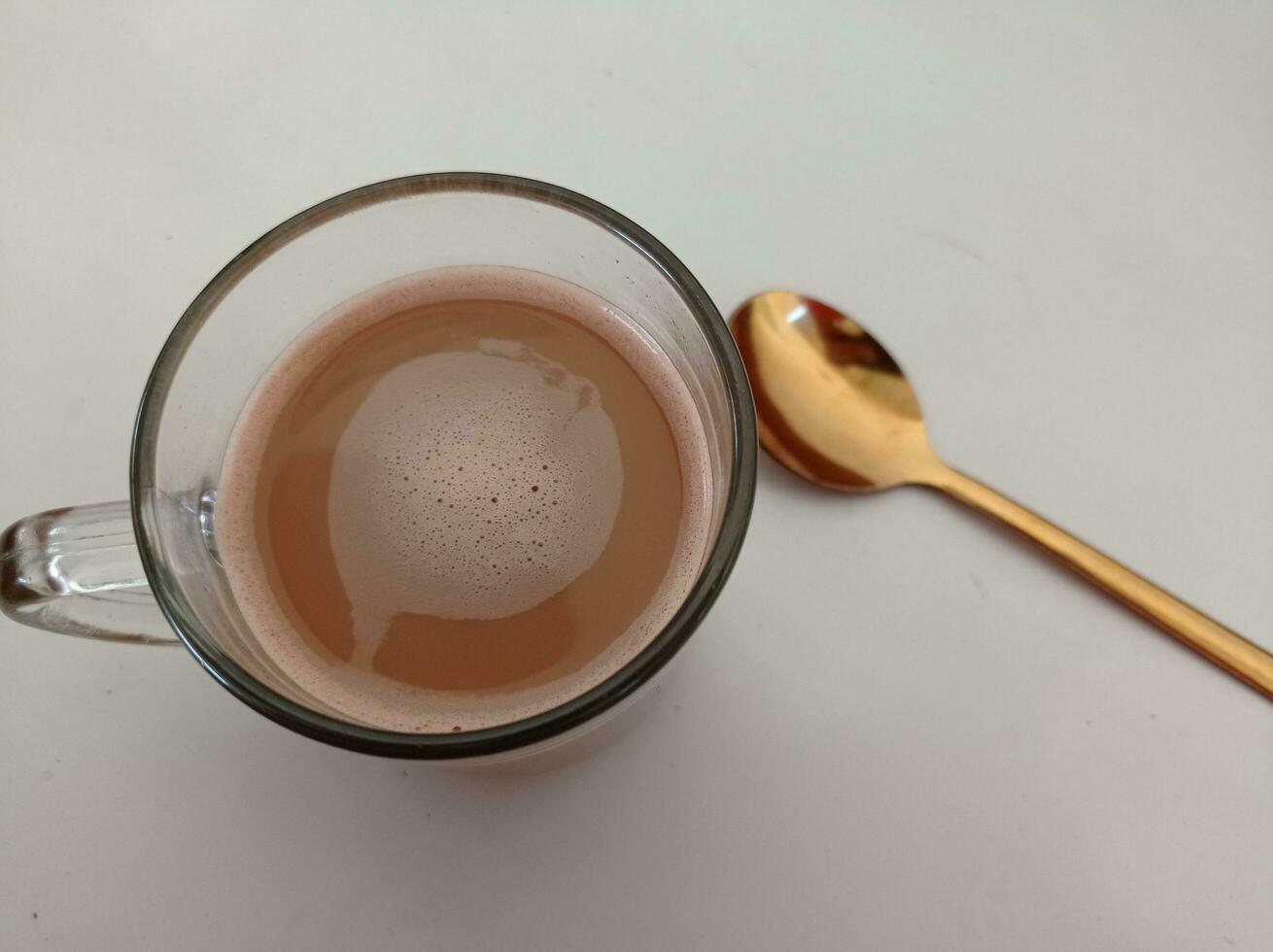 une tasse de chaud Chocolat avec une cuillère suivant à il photo