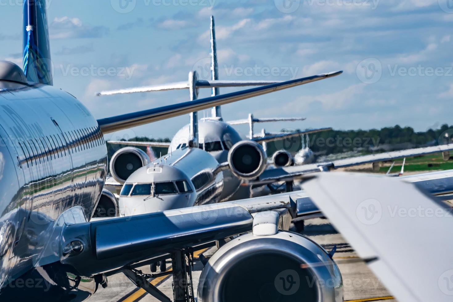 trafic dense sur le tarmac de l'aéroport avant le décollage des avions photo