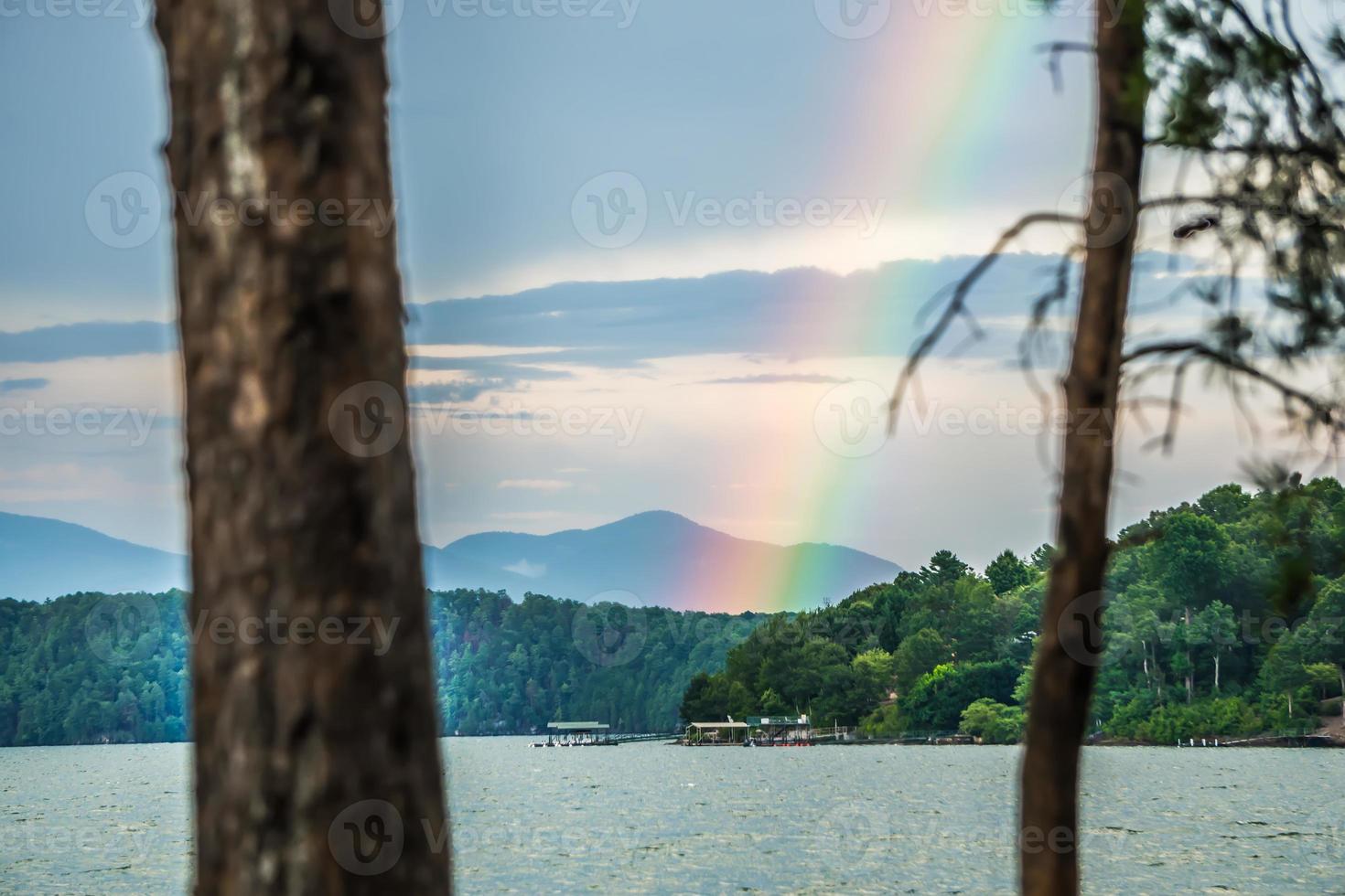 arc-en-ciel après l'orage au lac jocassee en caroline du sud photo