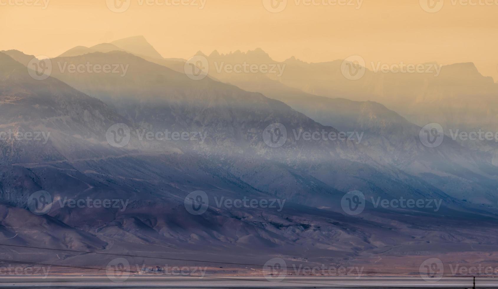 Owens surréaliste lac au coucher du soleil en Californie usa photo