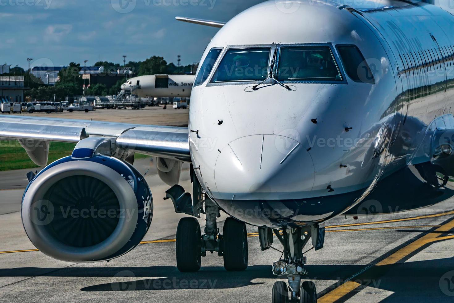 trafic dense sur le tarmac de l'aéroport avant le décollage des avions photo