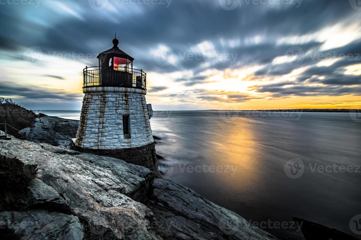 coucher de soleil à newport rhode island au phare de Castle Hill photo