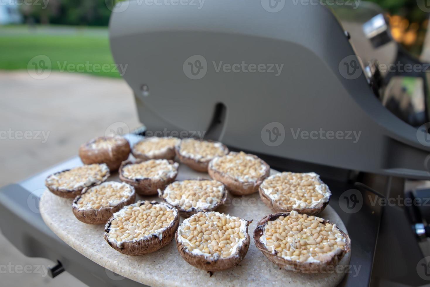 faire griller des champignons portobello sur une planche de cèdre photo