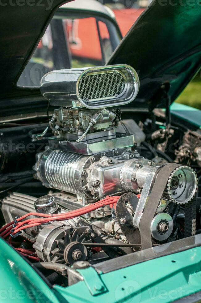 gros suralimenté v8 dans une classique, ancien traîne voiture photo