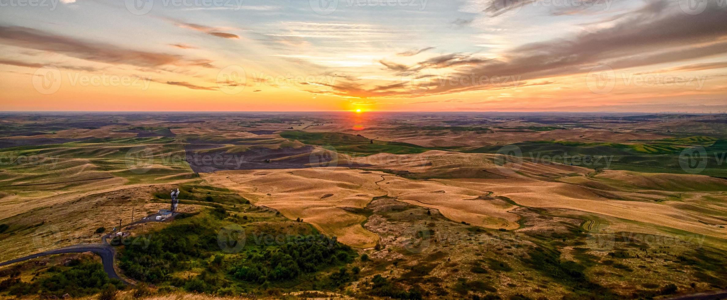 champs et fermes palouse au coucher du soleil paysage de steptoe butte photo