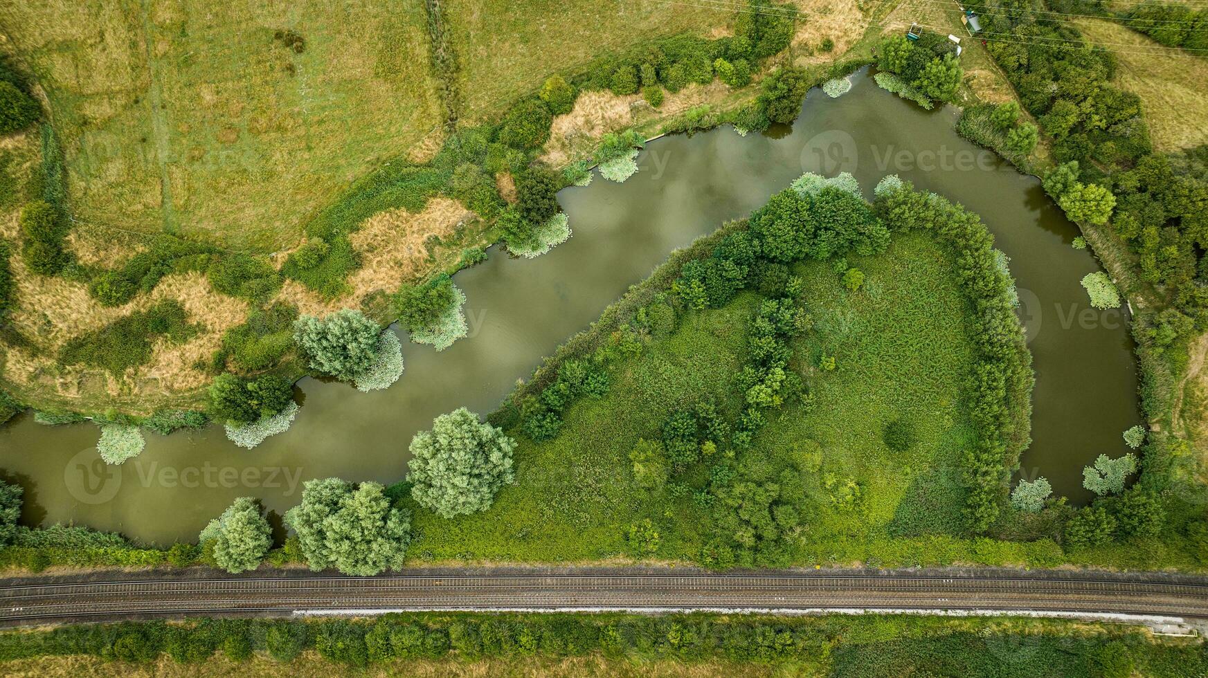 aérien vue de rivière et une proche par chemin de fer sur une ensoleillé été jour, havre de paix, est sussexe, Royaume-Uni photo