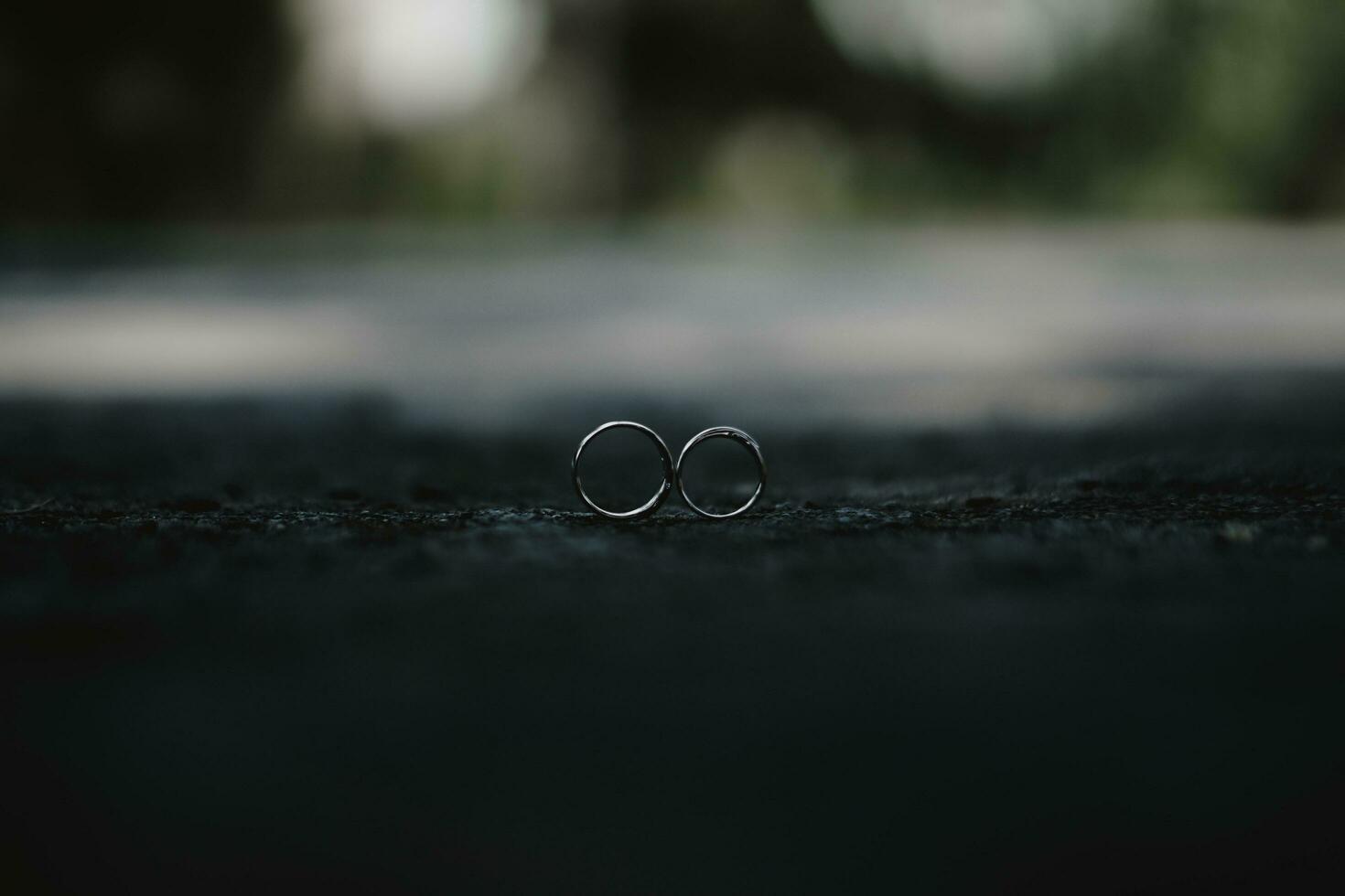 deux anneaux séance sur le sol dans une foncé pièce photo