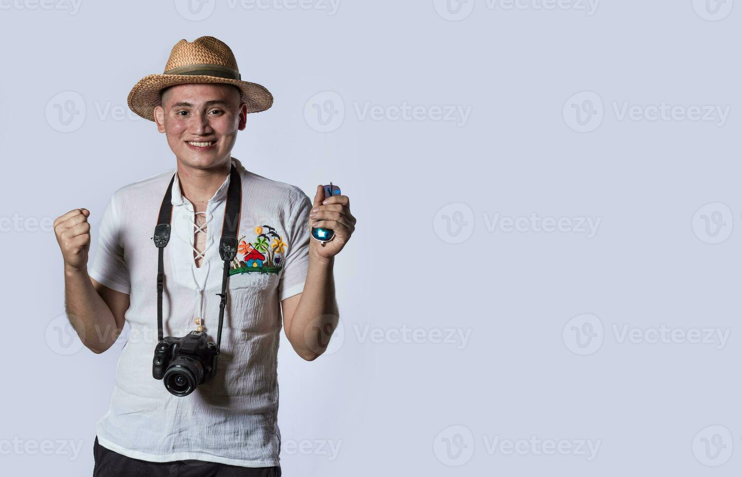 touristique dans une chapeau avec une caméra, content touristique dans une chapeau avec une caméra autour le sien cou photo