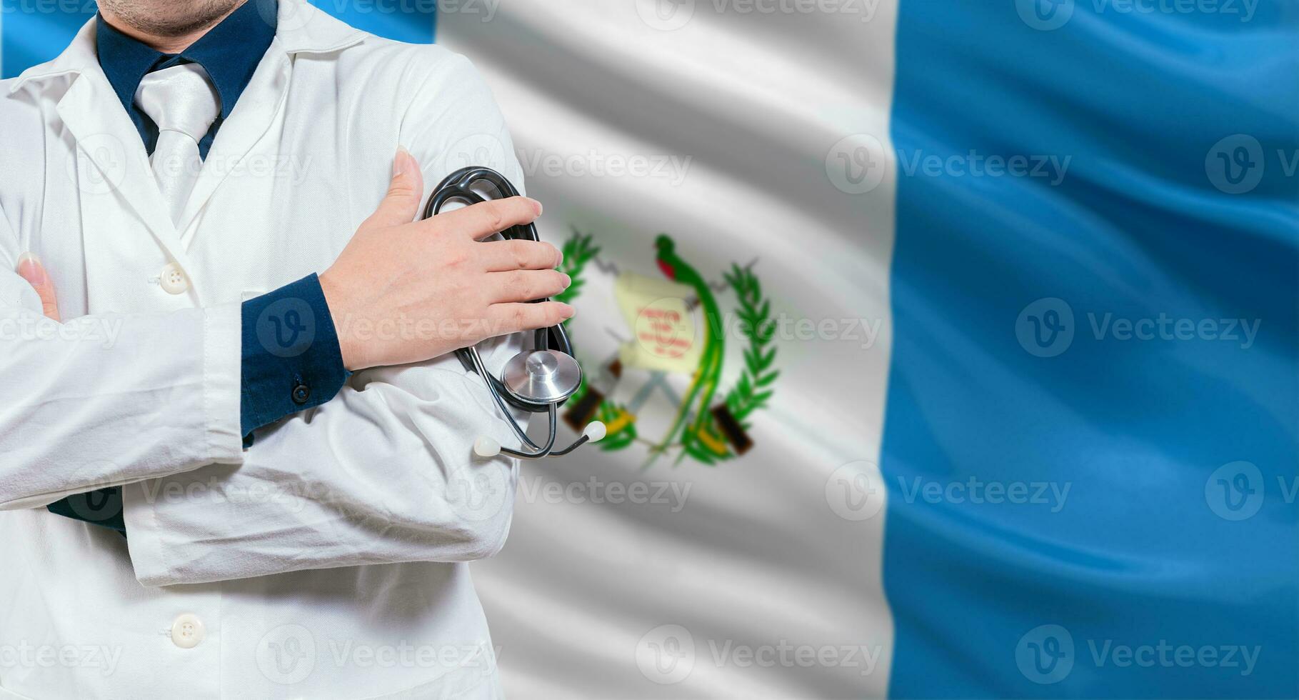 médecin avec stéthoscope sur guatémaltèque drapeau. médecin bras franchi avec stéthoscope sur guatémaltèque drapeau, Guatemala nationale santé concept photo