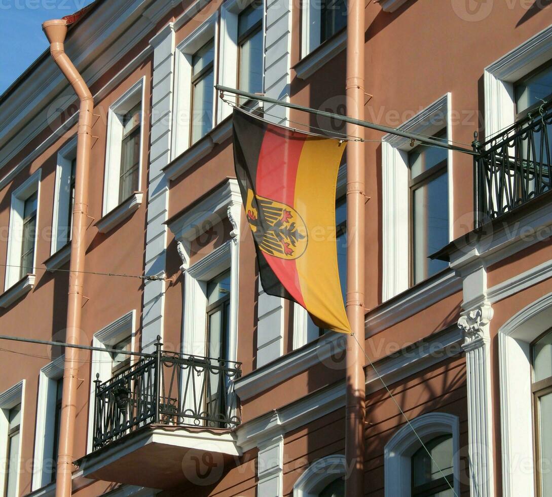 allemand Consulat dans Saint-Pétersbourg Russie. drapeau sur le bâtiment photo