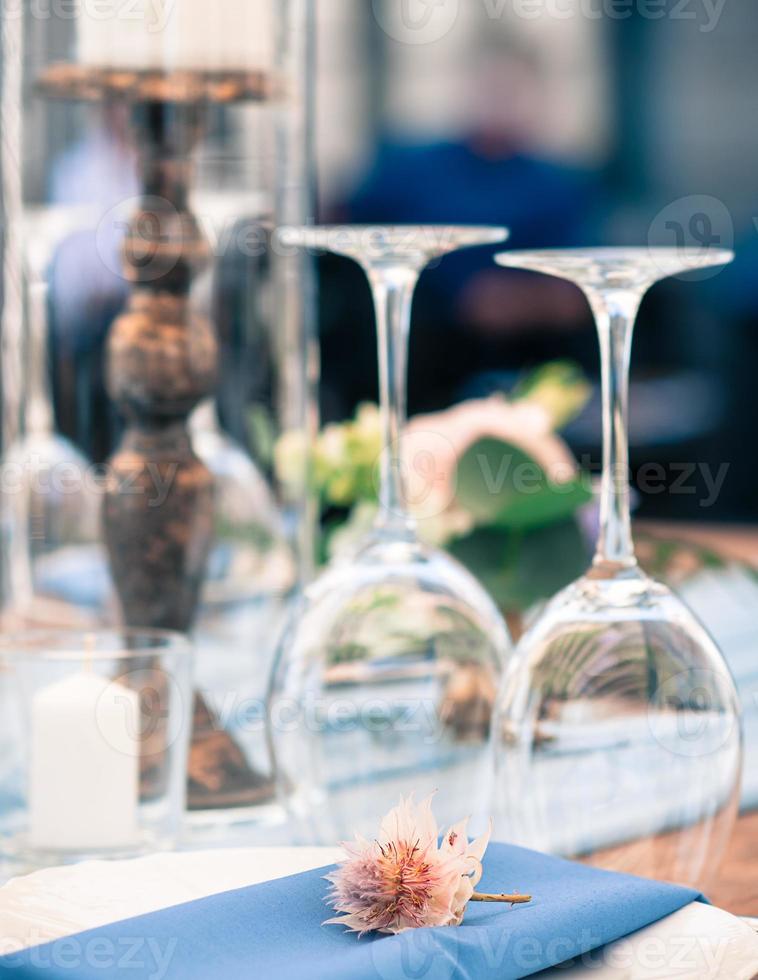 configuration de table de décoration de mariage ou d'événement, heure d'été, à l'extérieur photo