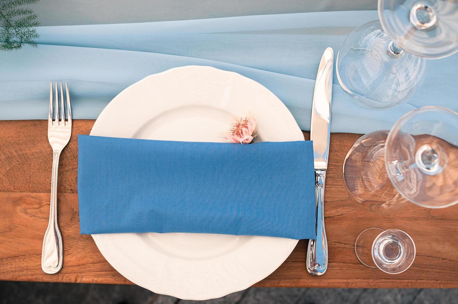 configuration de table de restaurant, serviette bleue, plein air, décoration d'événement photo