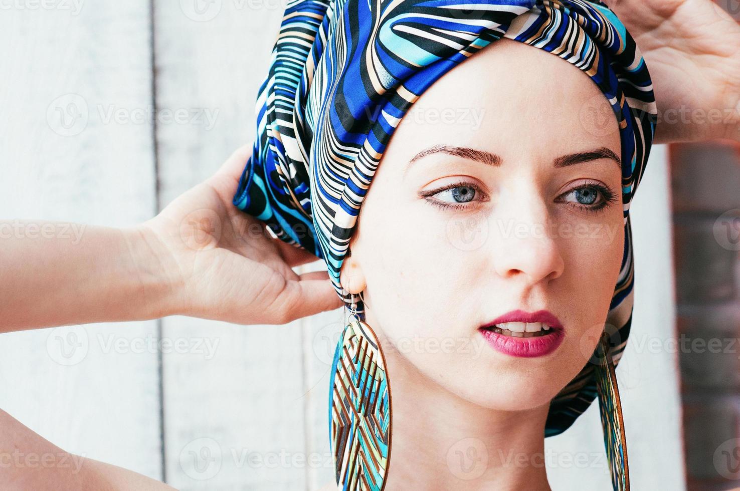 une jolie femme dans un foulard bleu photo