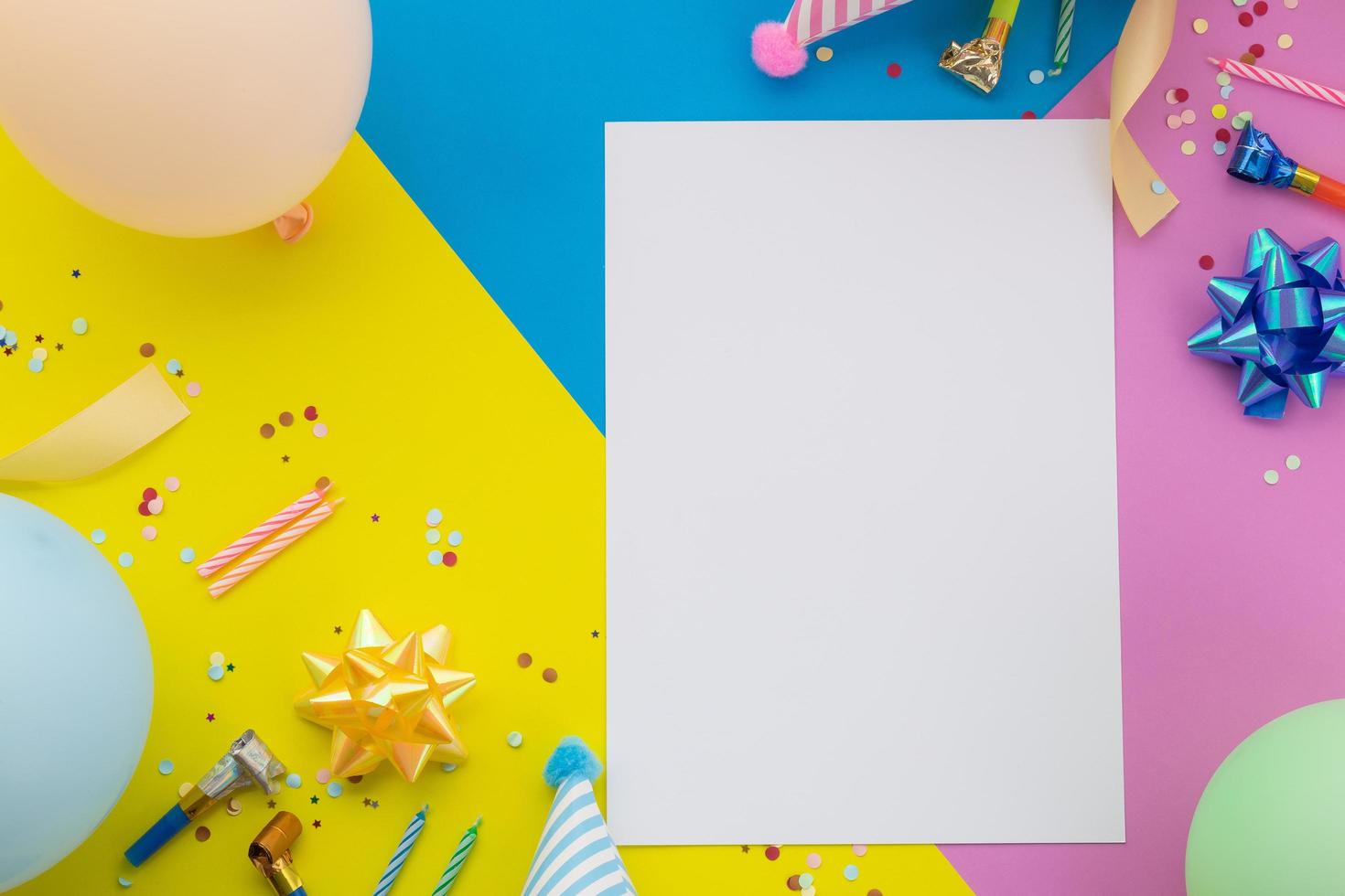 fond de joyeux anniversaire, décoration de fête colorée à plat photo