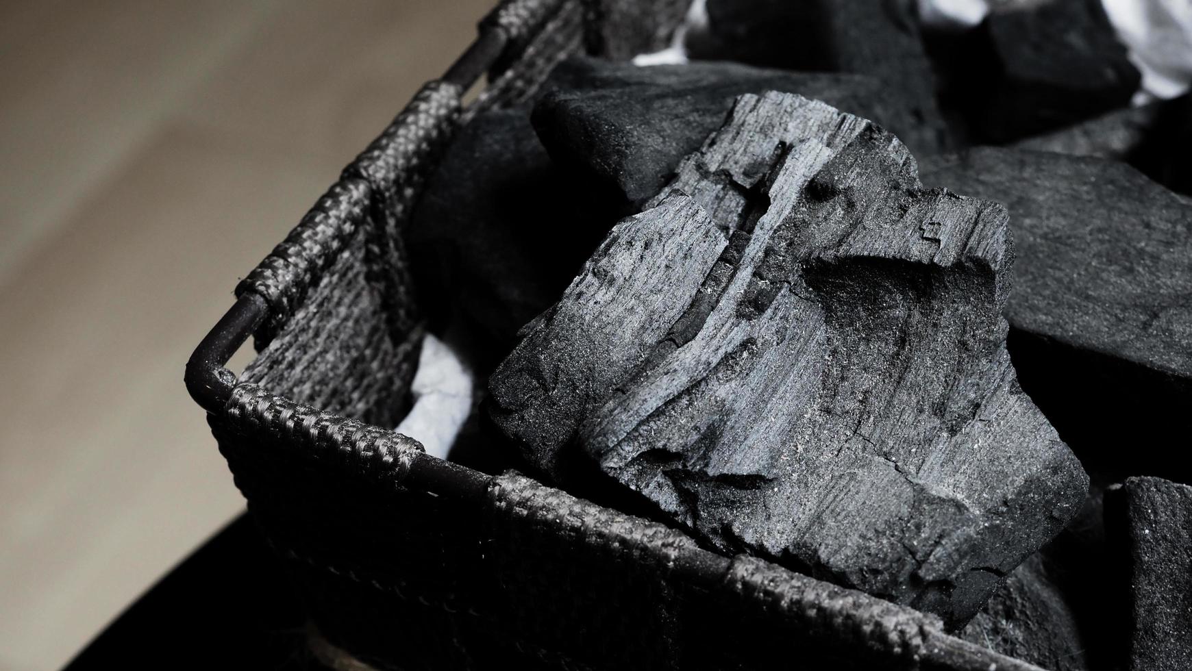 charbon de bois noir sur sol texturé noir photo