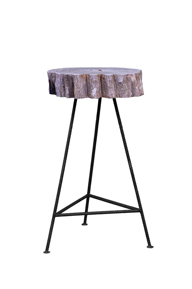 Chaise de bar simpliste pieds en acier en bois isolé sur fond blanc photo