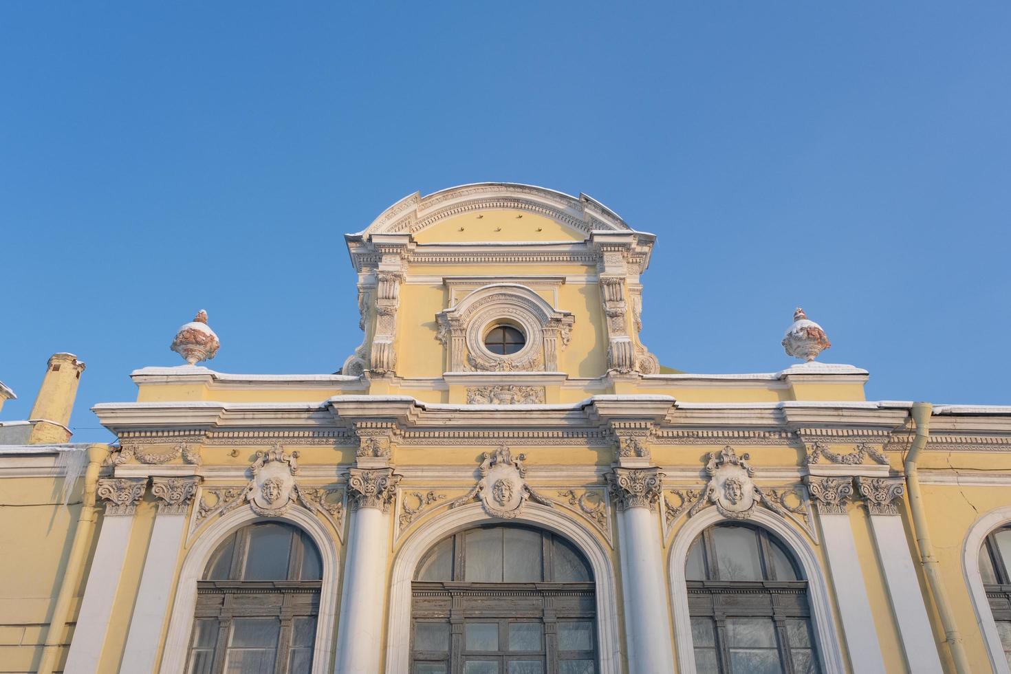 façade pittoresque d'une ancienne maison historique à st. petersbourg russie photo