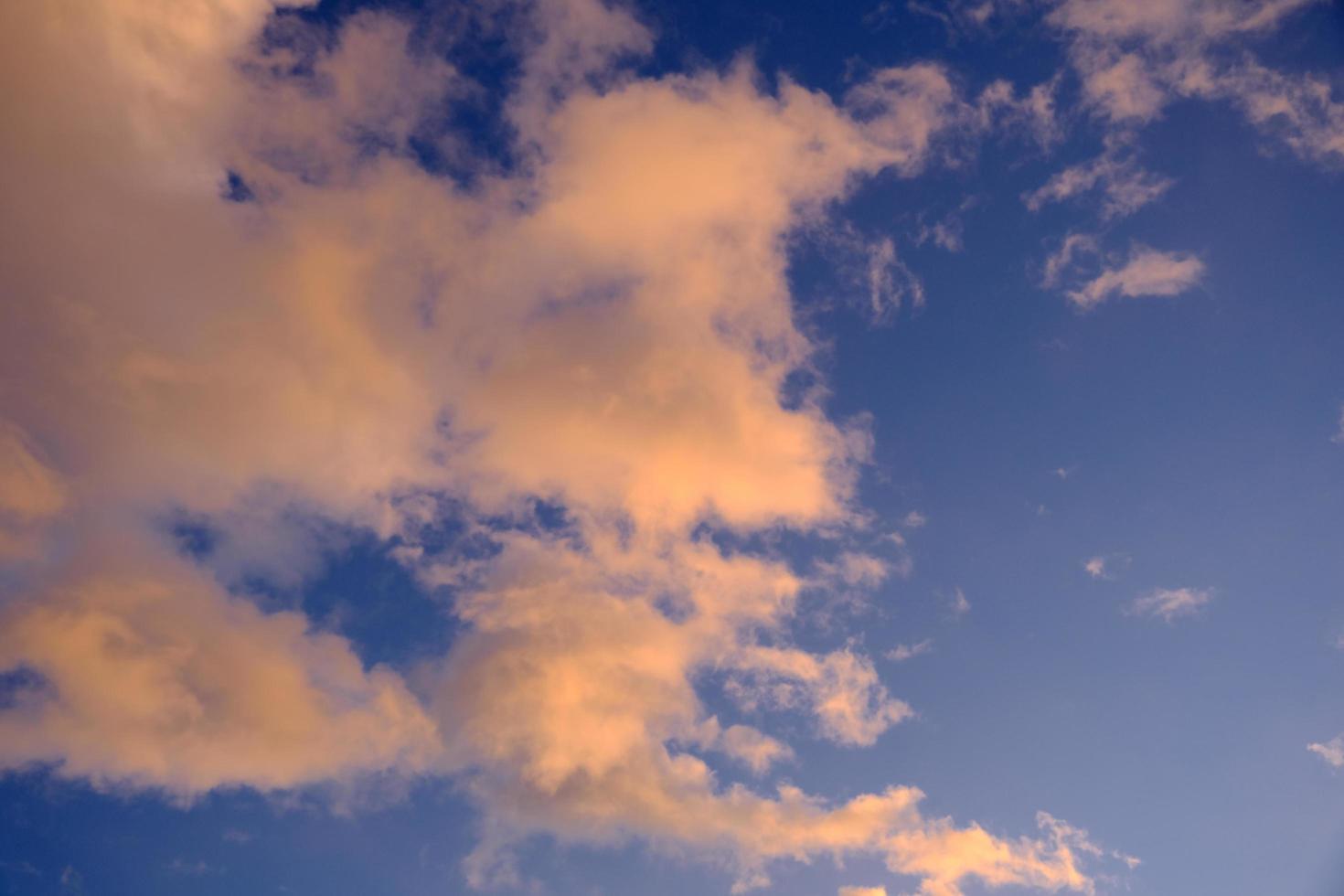 ciel bleu avec des nuages de rêve matin au lever du soleil photo