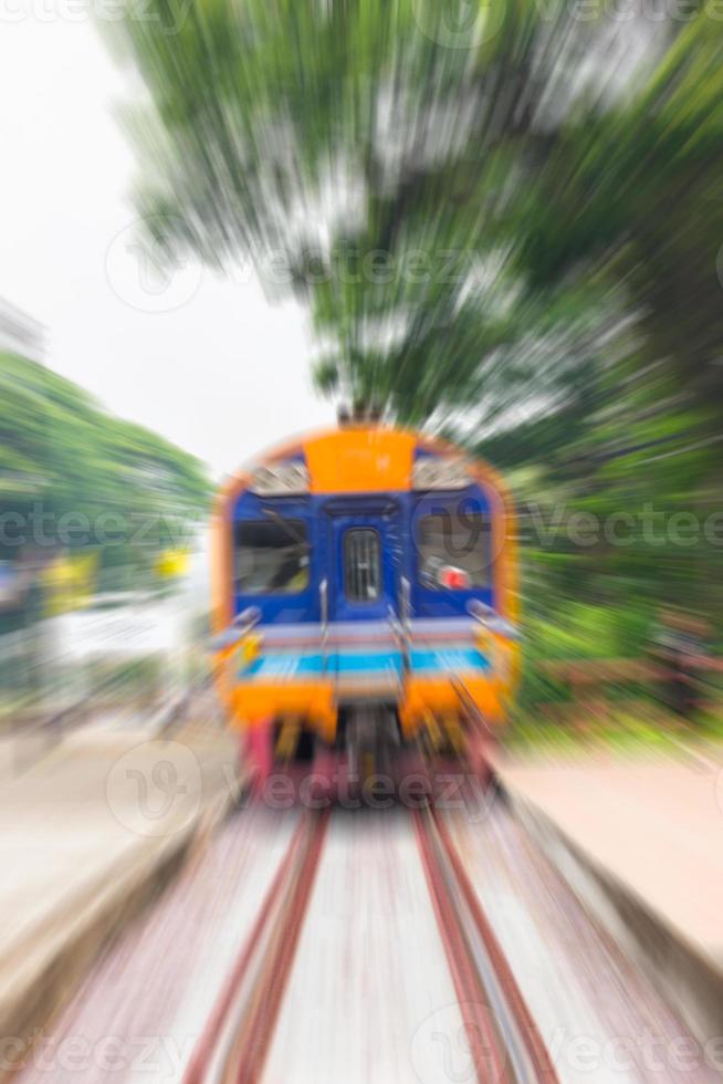 le train roule très vite sur le chemin photo