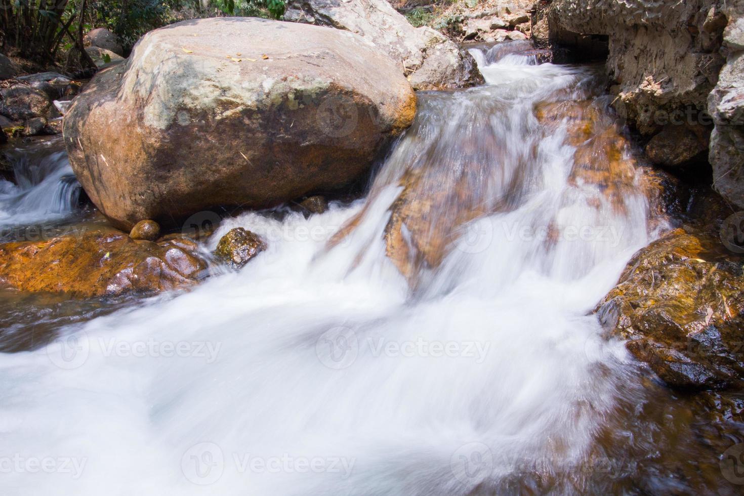 cascade dans le parc national de khao yai en thaïlande photo