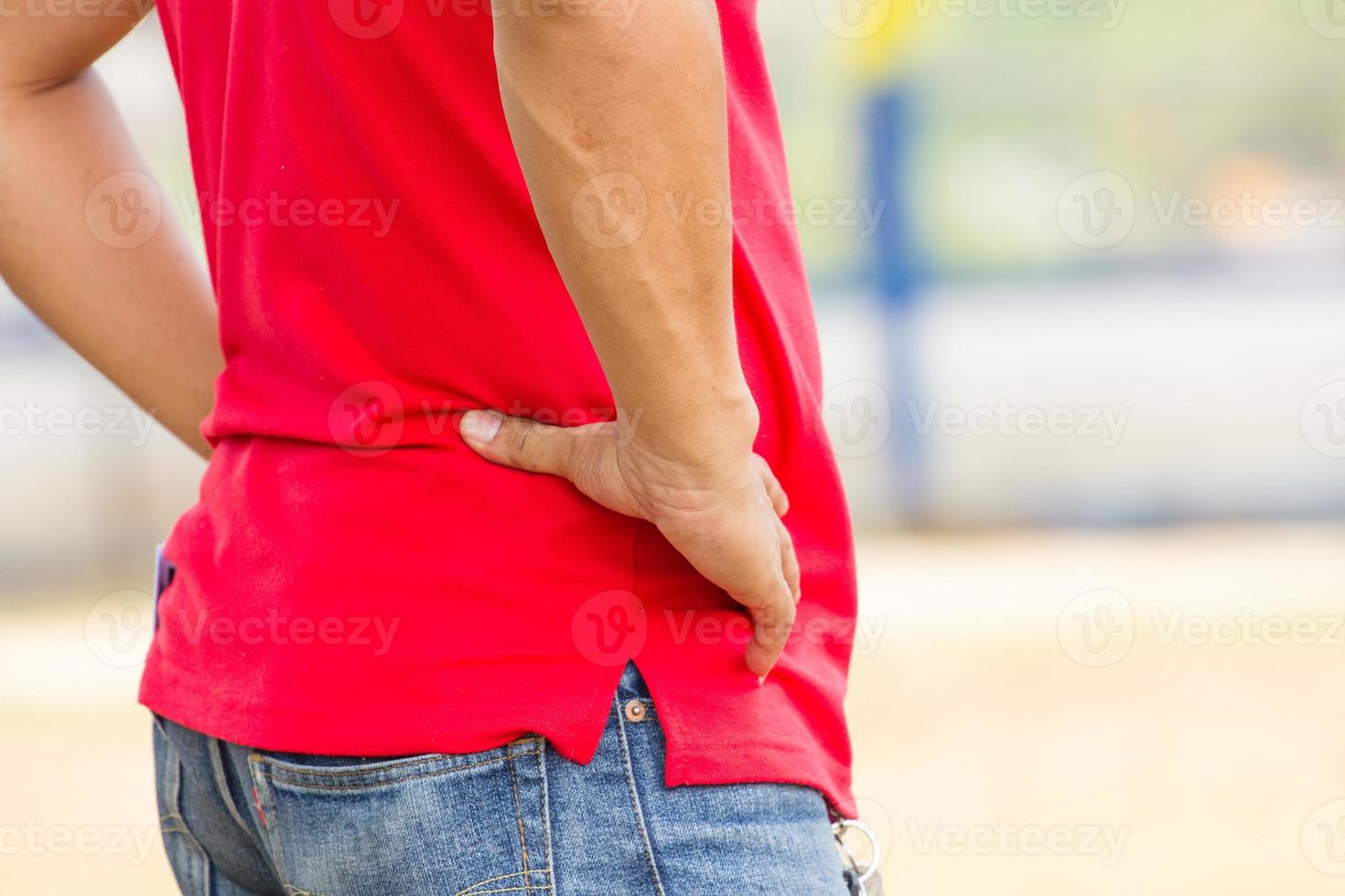 homme en chemise rouge avec ses mains sur les hanches photo