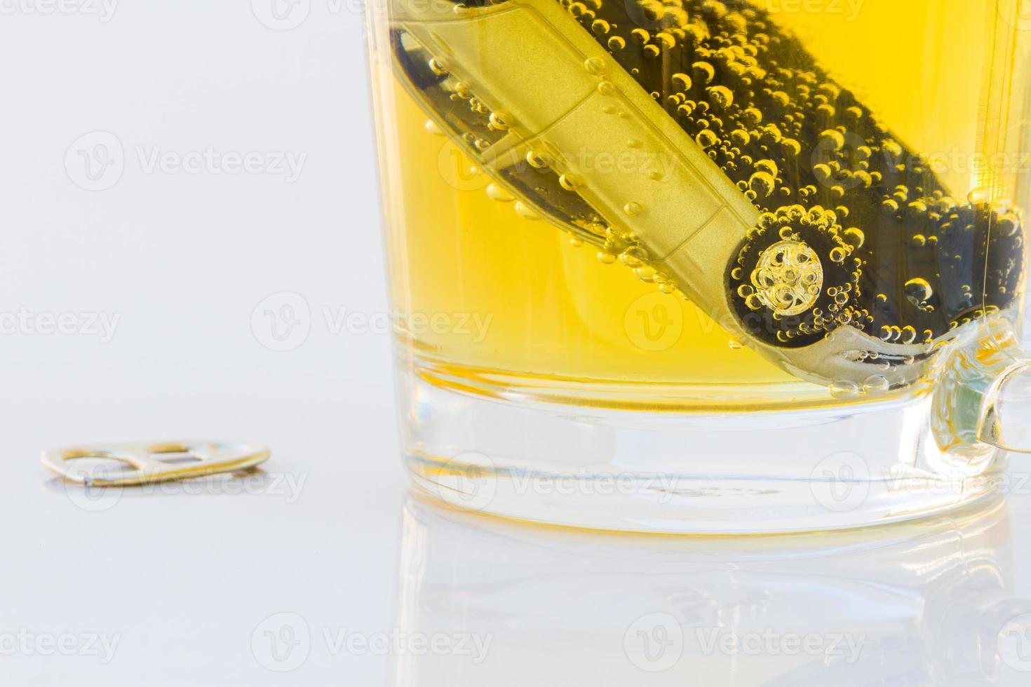 photo horizontale de petite voiture dans un verre de bière