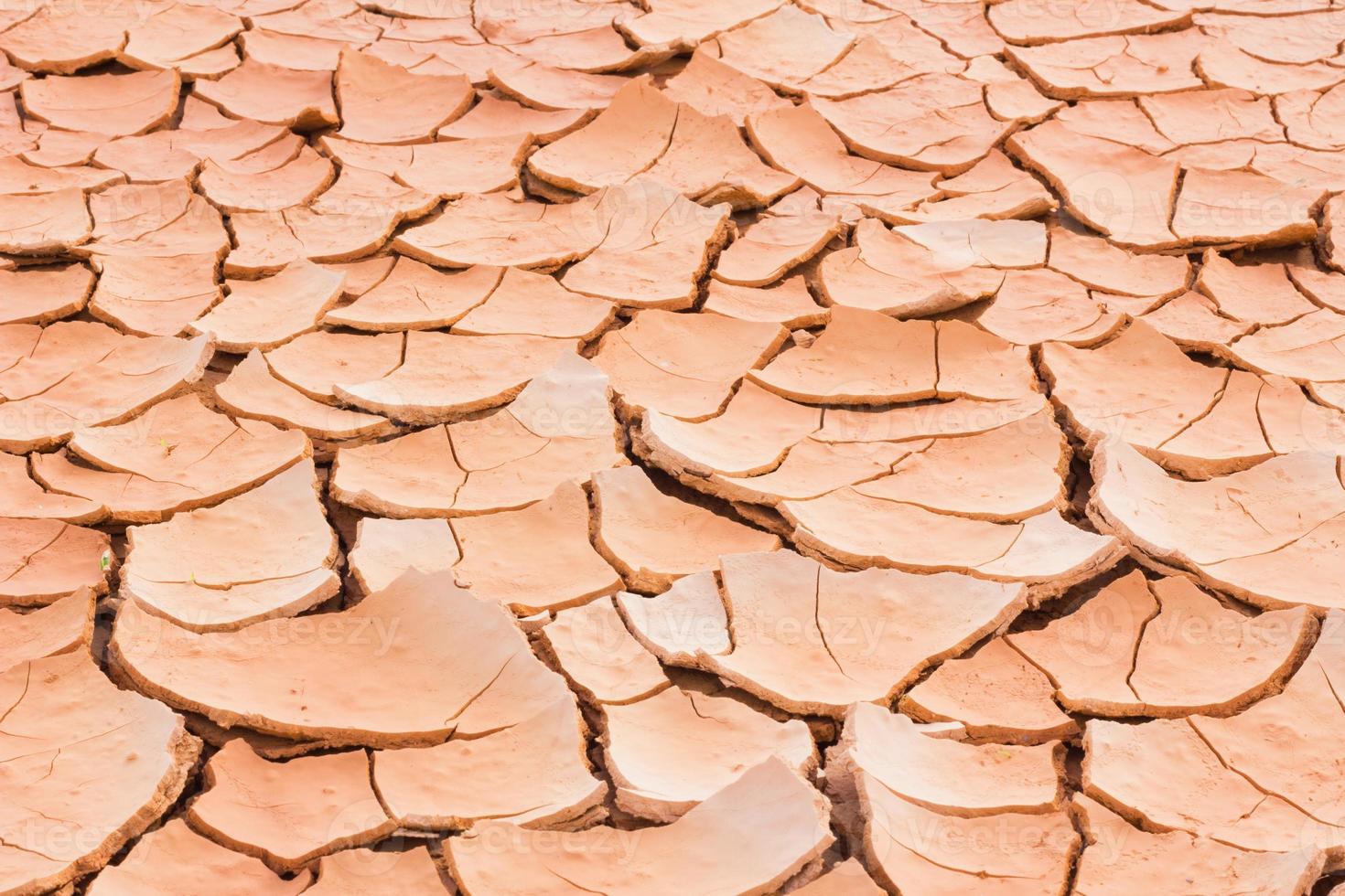 sol fissuré, terre sèche si longtemps sans eau, gros plan photo