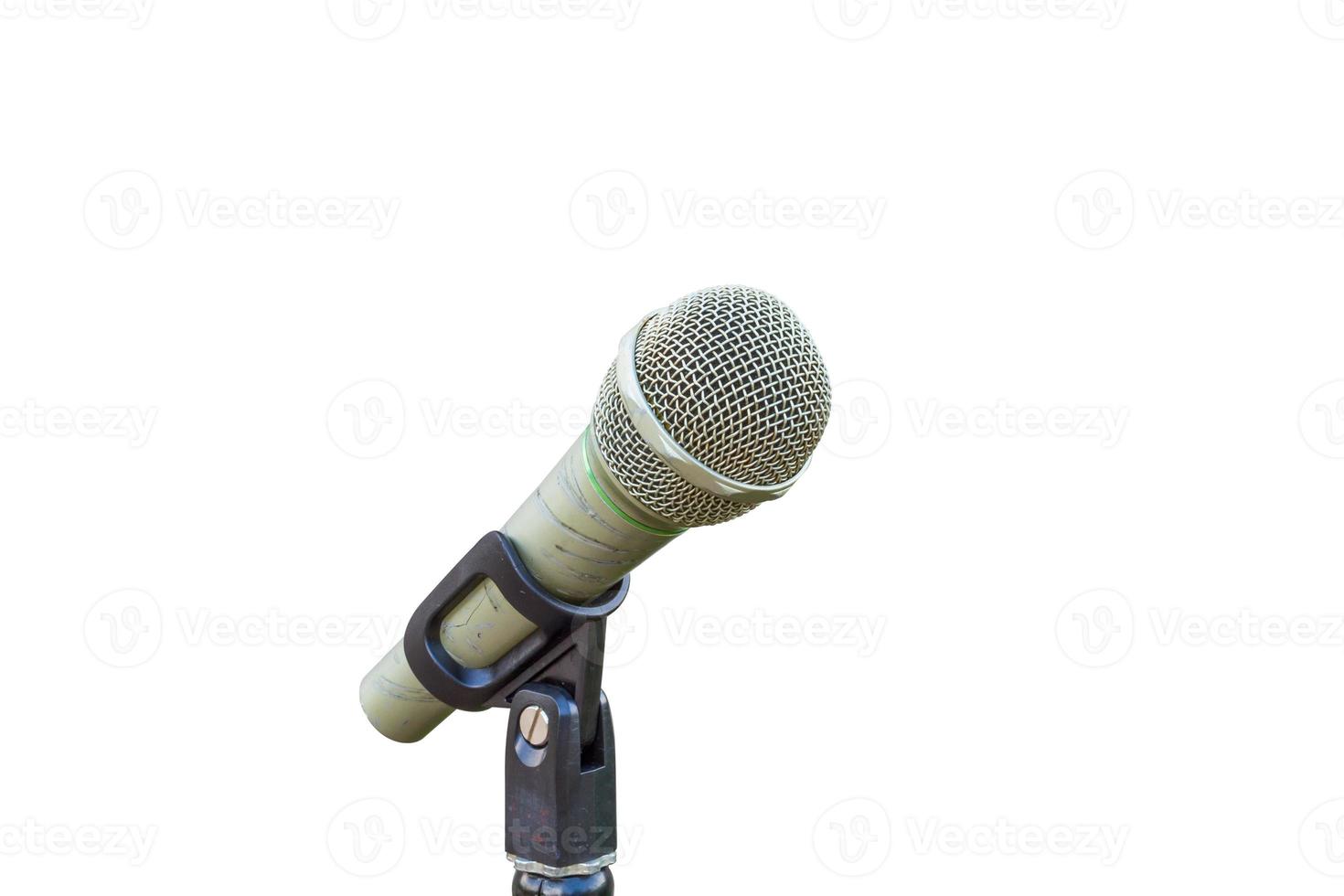 Vieux microphone avec scratch sur la poignée isolé sur fond blanc photo